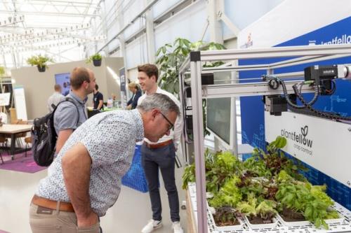 نقش فناوری و ربات ها در باغبانی علمی