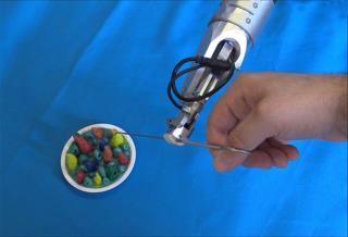 استفاده از ربات در جراحی برای از بین بردن لرزش دست جراحان